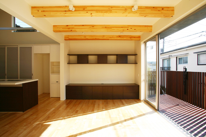 明るいリビングとデッキバルコニー