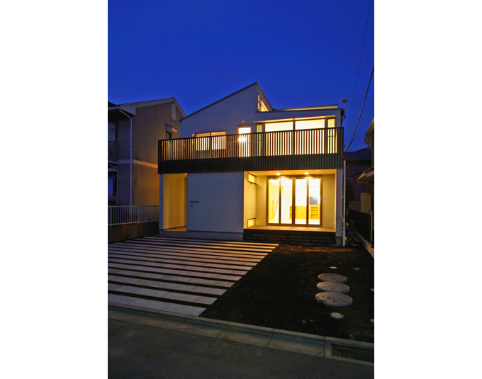 プライバシーの守られた建物(夕景)