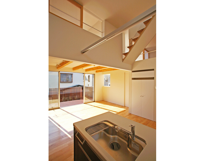 キッチンからリビング・デッキテラスを見る