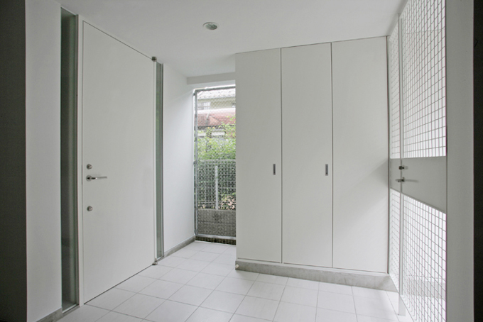 外部収納のあるポーチ