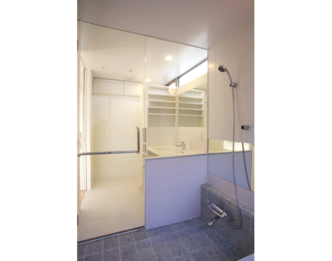 浴室から洗面室を見る