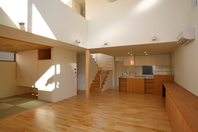 リビングから和室、ダイニングキッチン