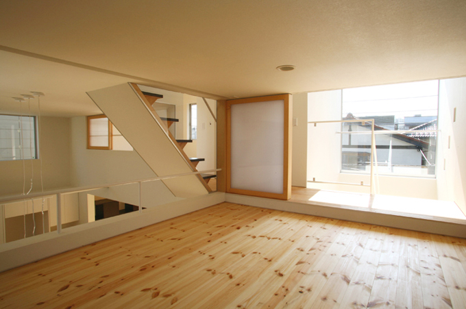 ロフトから開口と南側階段を見る