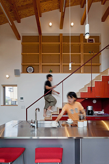 キッチンを家の中心に、背後に階段があるキッチン空間