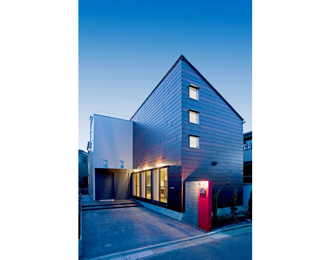 趣味を楽しむための小川の流れる家