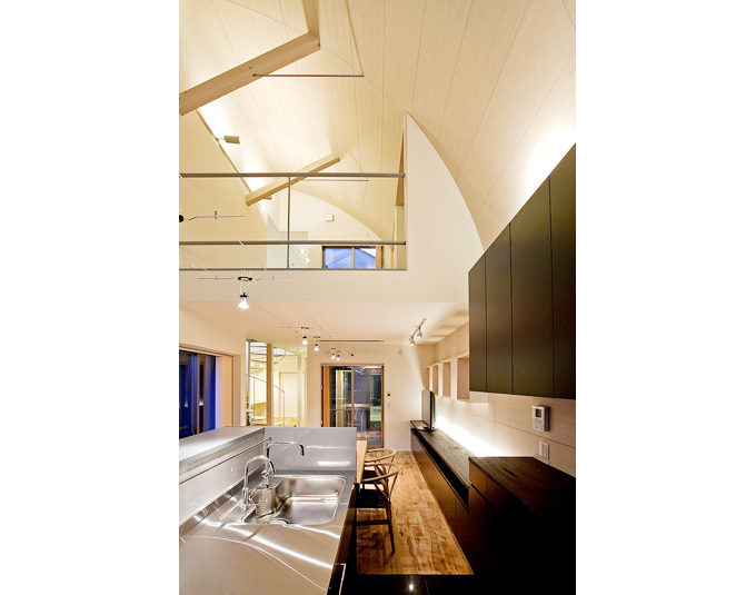 吹き抜け空間にあるキッチンは製作仕様