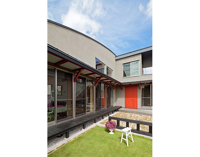 黒系の塗料とべんがら色の塗料があう外観