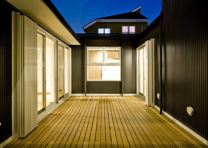 距離を保ちつつ気配が感じられる中庭