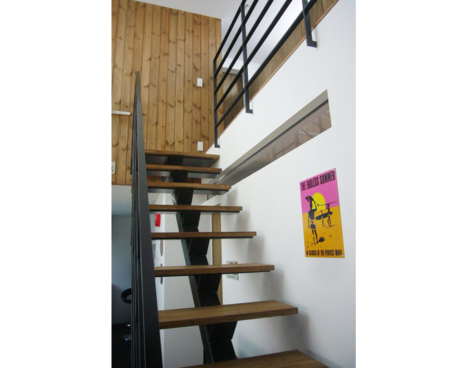 リビングに設けたスチール製の階段