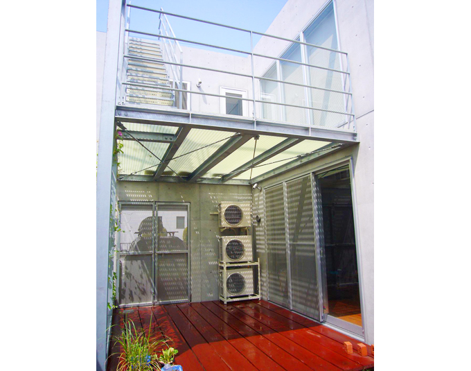 南面にある１階と２階のテラス