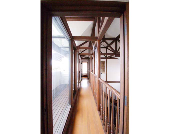 玄関吹き抜けに面する廊下とバルコニー