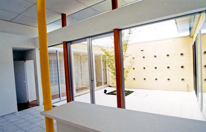 玄関土間の延長でもある広い中庭