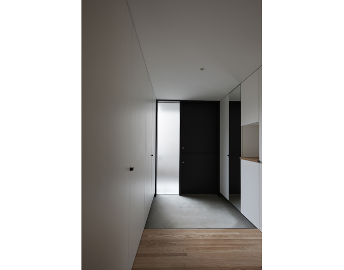 やわらかな光の入る玄関