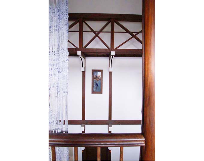 玄関ホール吹き抜けに面する２階納戸の通気用窓