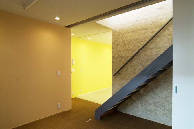 色々な仕上げが交差する中央階段