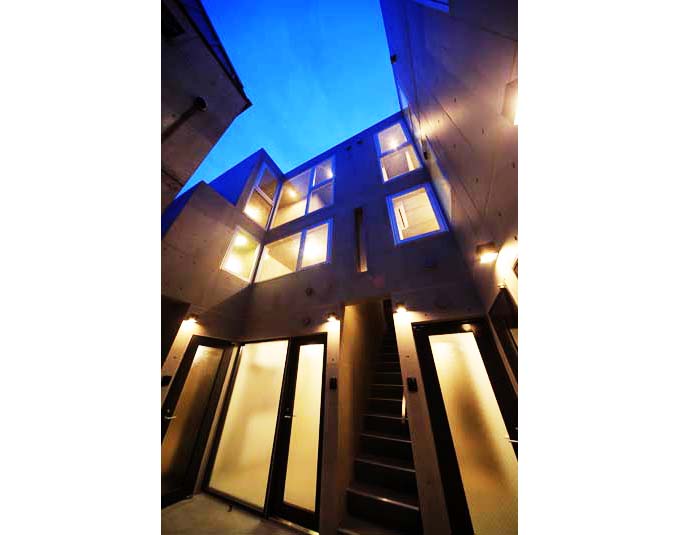 長屋（重層長屋）形式の集合住宅に設置された解放通路