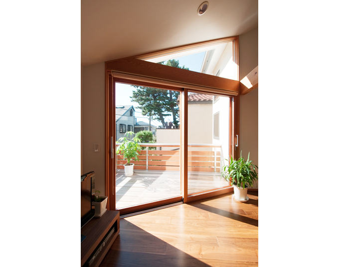 隣接した松の見える開口部