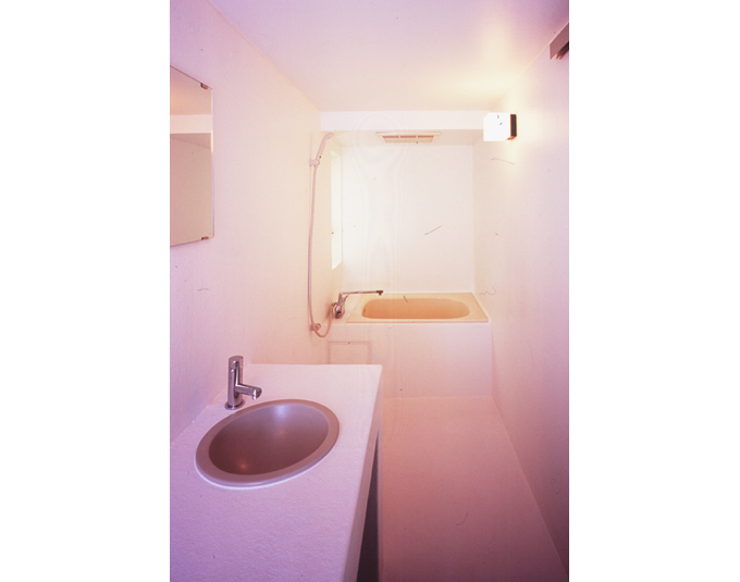 オール・メゾネット形式の集合住宅　シンプルな浴室