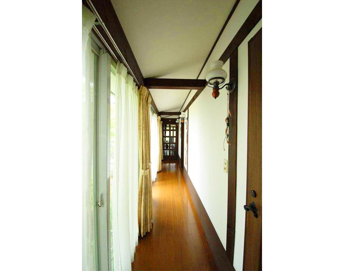 棟を渡る廊下と傾斜天井と照明器具