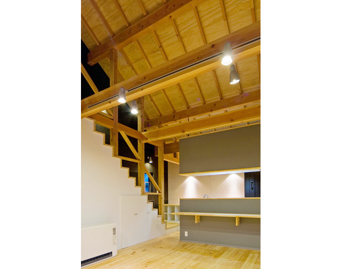 吹き抜けのあるリビングに設けた階段