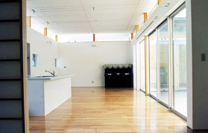 中庭を眺められるオープンなアイランド型キッチン