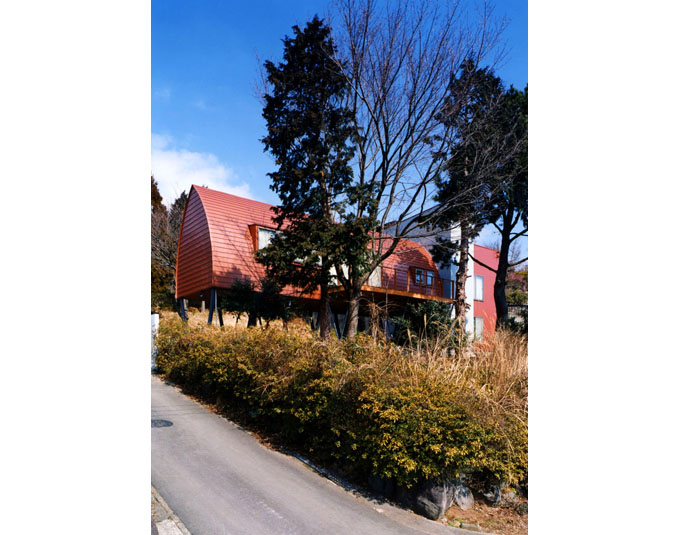 木々に囲まれた外観