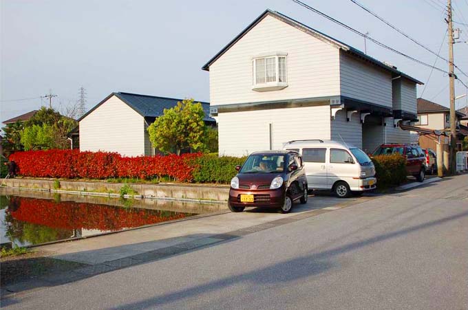 道路に面する玄関棟と奥にある居間棟、その間の中庭