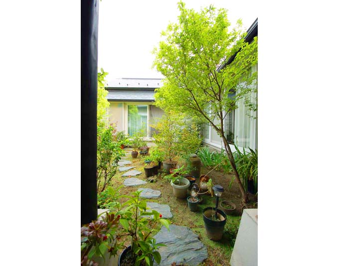 中庭を囲む正面の居間と廊下