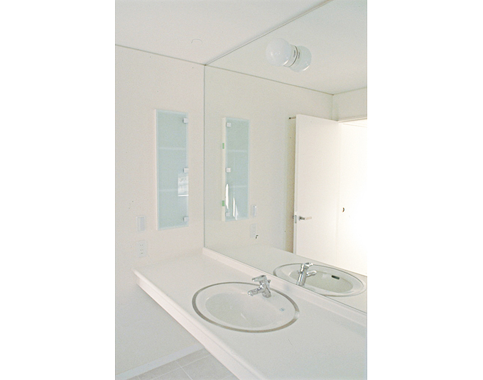 大きな鏡のある洗面脱衣室