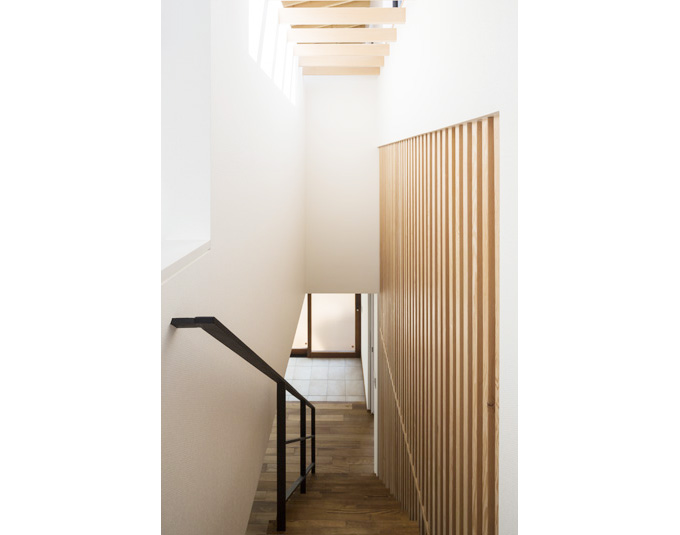 天井垂木現しと縦格子と丸鋼手すり