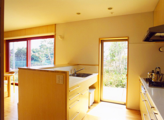 キッチンは物干し場への動線にもなっています