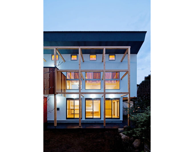 木の格子と白い外壁のコントラストが現代的要素となる外観