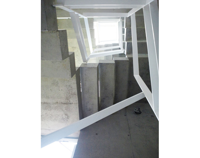 コンパクトでいて開放感をもった内部共用階段