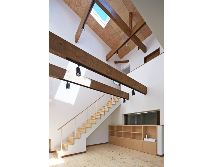 リビングの奥まった部分を明るく照らすトップライト