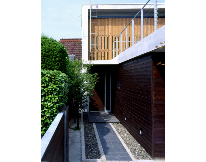 距離を長くとった玄関アプローチ