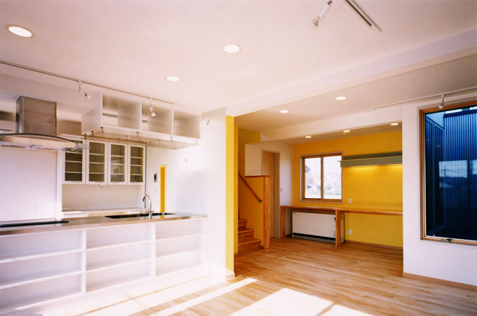 2階のリビングダイニングからキッチン及びスタデｲｰコーナーを見る