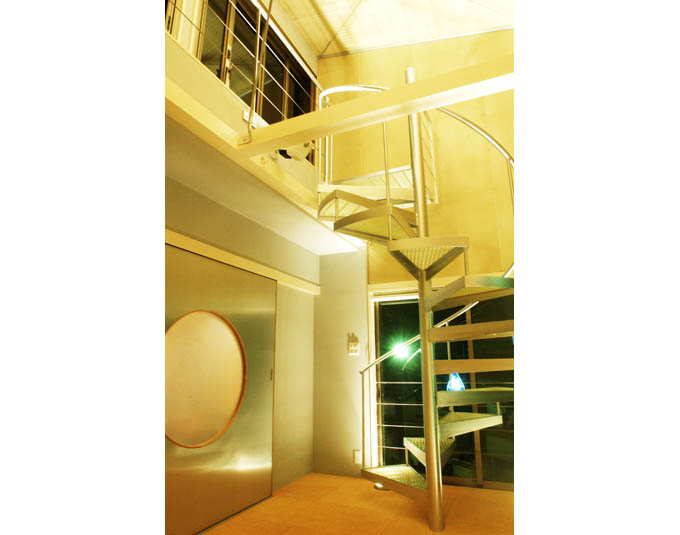 増築リビングから屋上階に続くFRP階段