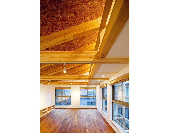 リビング．壁は漆喰塗り．構造体はSE構法による集成材