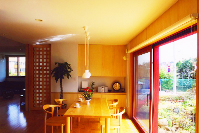 家具と同じ壁仕上げで横のラインを強調