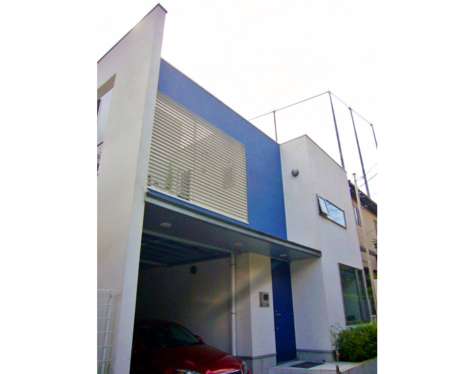 借景を取り込む白い箱の家