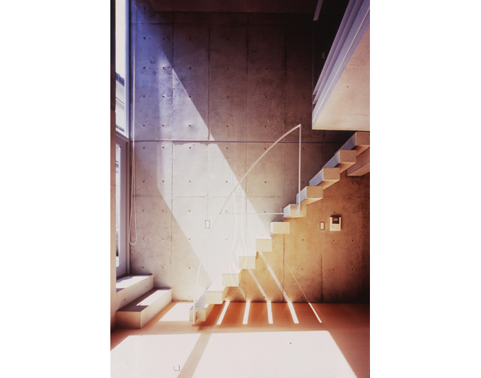 大田区仲池上の集合住宅　朝の住居内階段