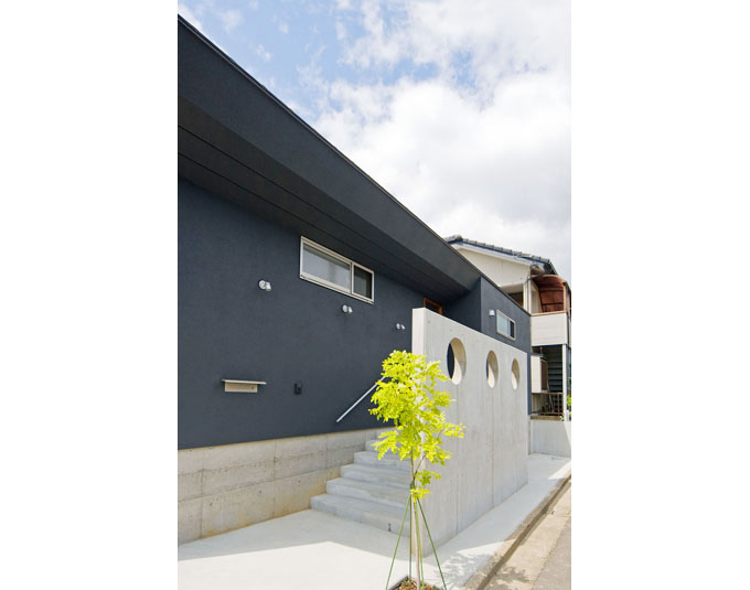 目隠し兼用のRC壁がアクセントとなる玄関アプローチ