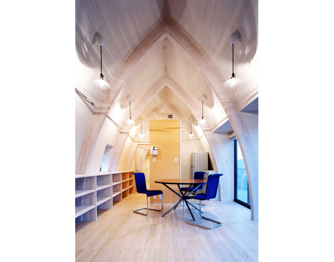 R形状の集成材梁（柱）で構成された空間