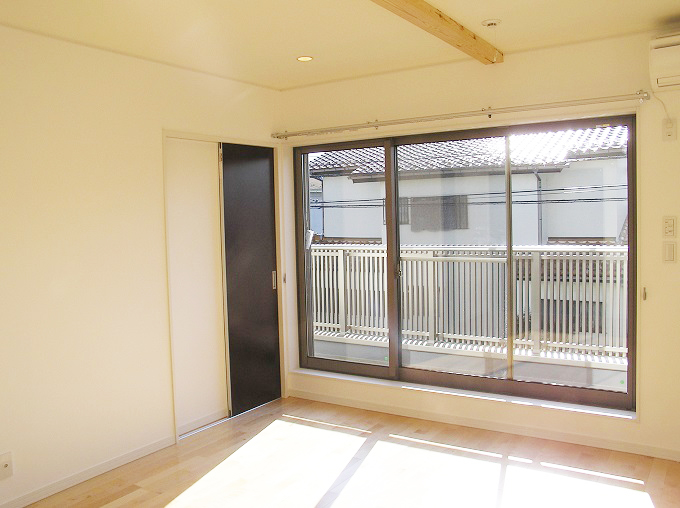 開口部を大きくとった寝室とバルコニー