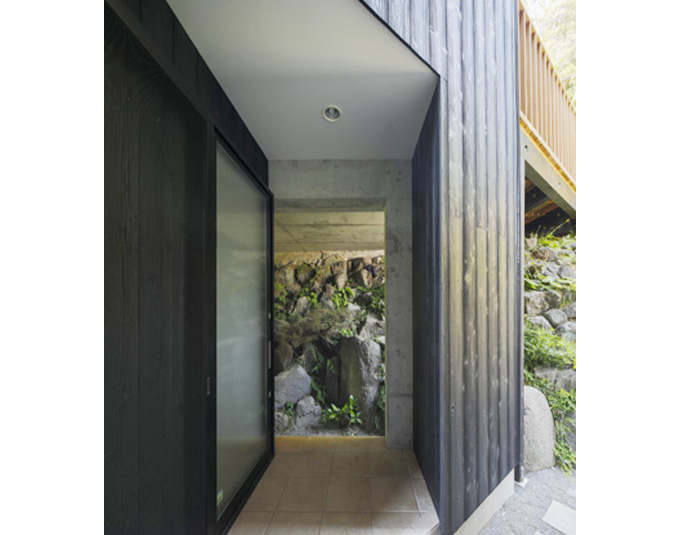 １階サブ玄関から北側の既存石組み斜面をみる