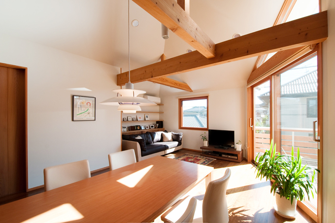 ダイニングからリビングをみる