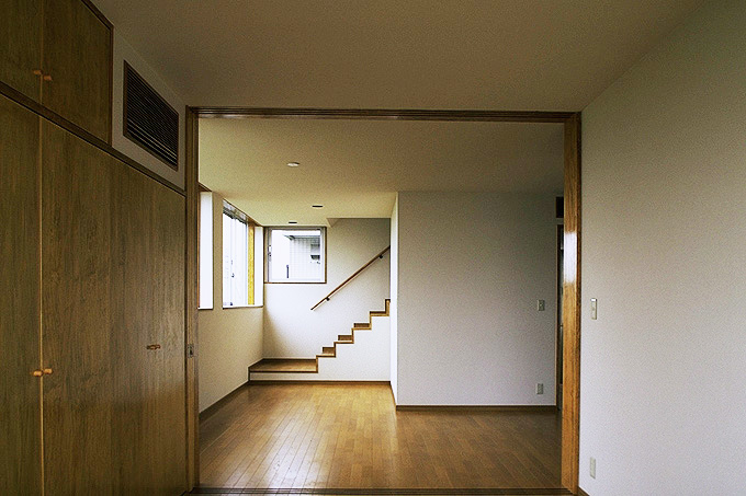 鉄の外装・木の内装