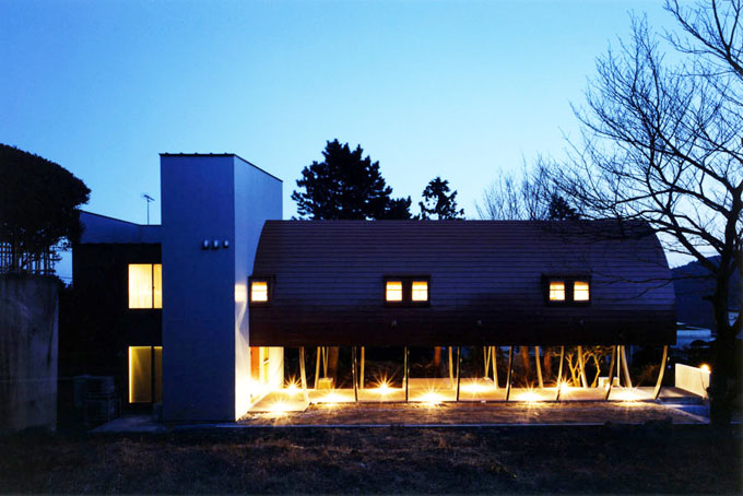 北側よりライトアップされた外観