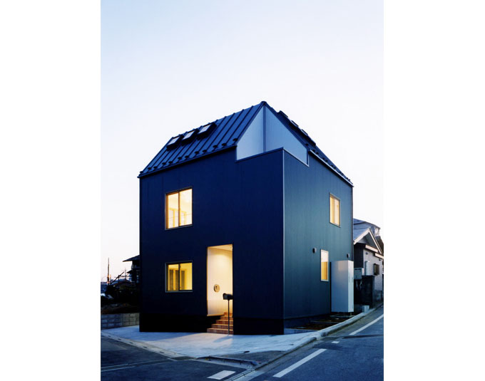 角地に立つ住宅の外観，夕景