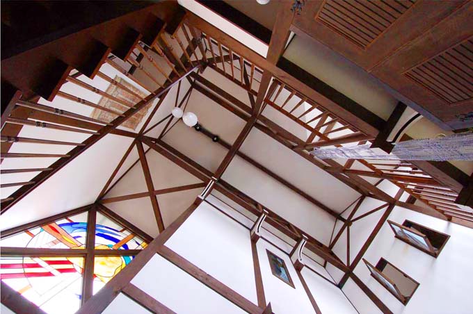 玄関吹き抜け部の天井とステンドグラス